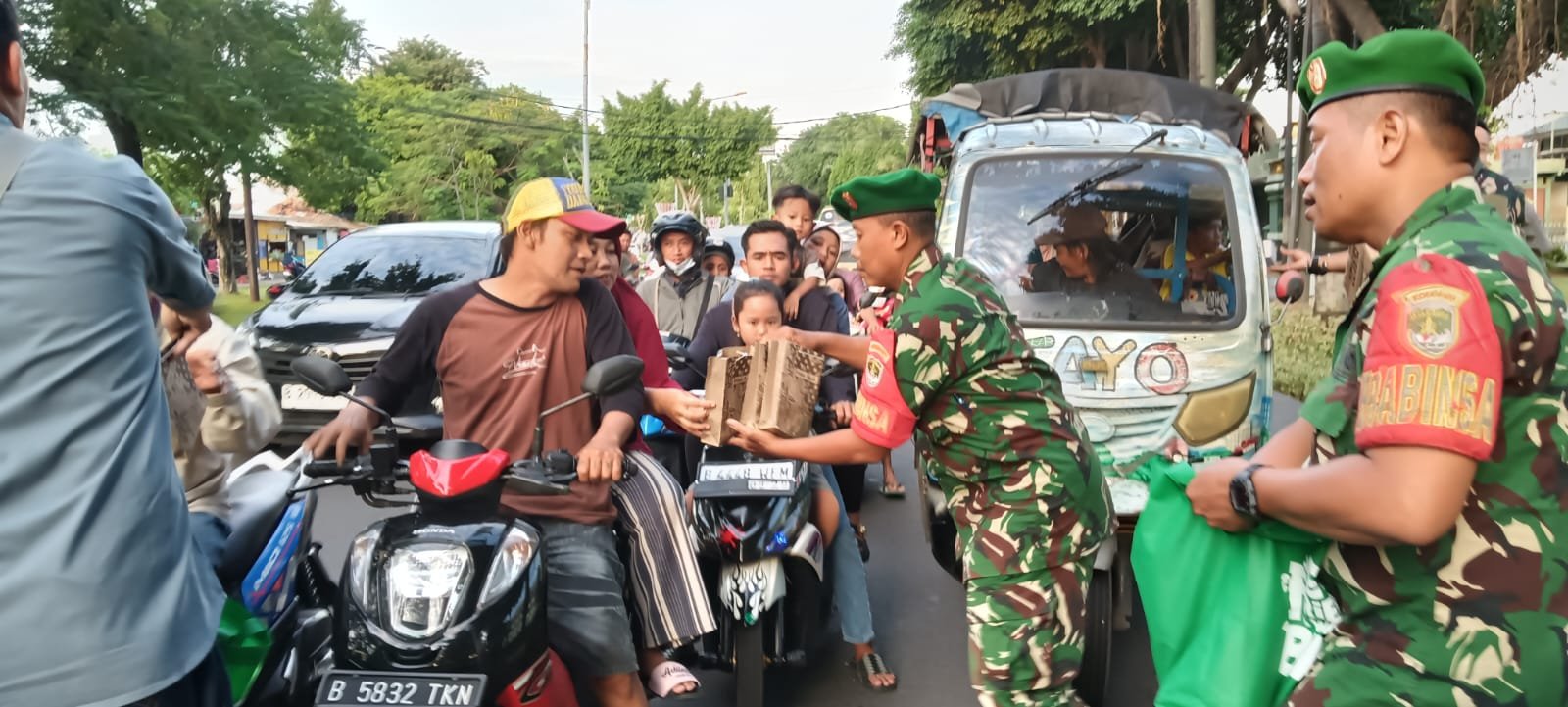 Indahnya Berbagi, Mitra Jalak Kodim 0505/Jakarta Timur Bagikan Takjil