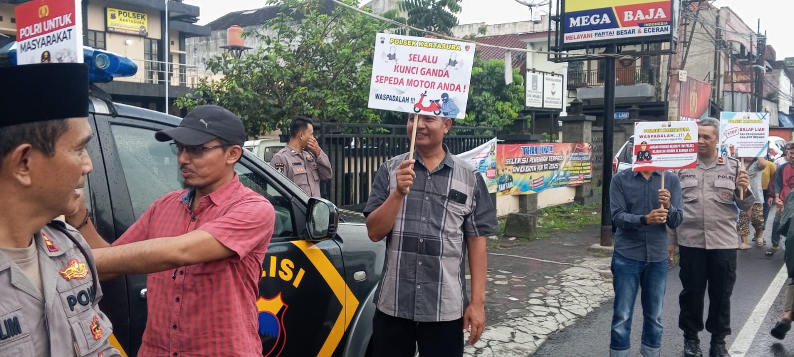 Polsek Kartasura Berbagi Takjil Sambil Bersosialisasi