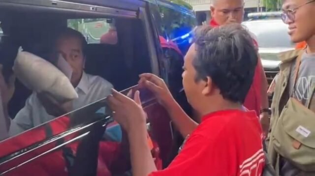 Dua Minggu Jelang Lebaran, Jokowi Kembali Bagikan THR dan Beras di Solo