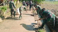 Ratusan Babinsa Kodim 0813/Bojonegoro Berjibaku Bersihkan Lumpur Pasca Banjir Bandang