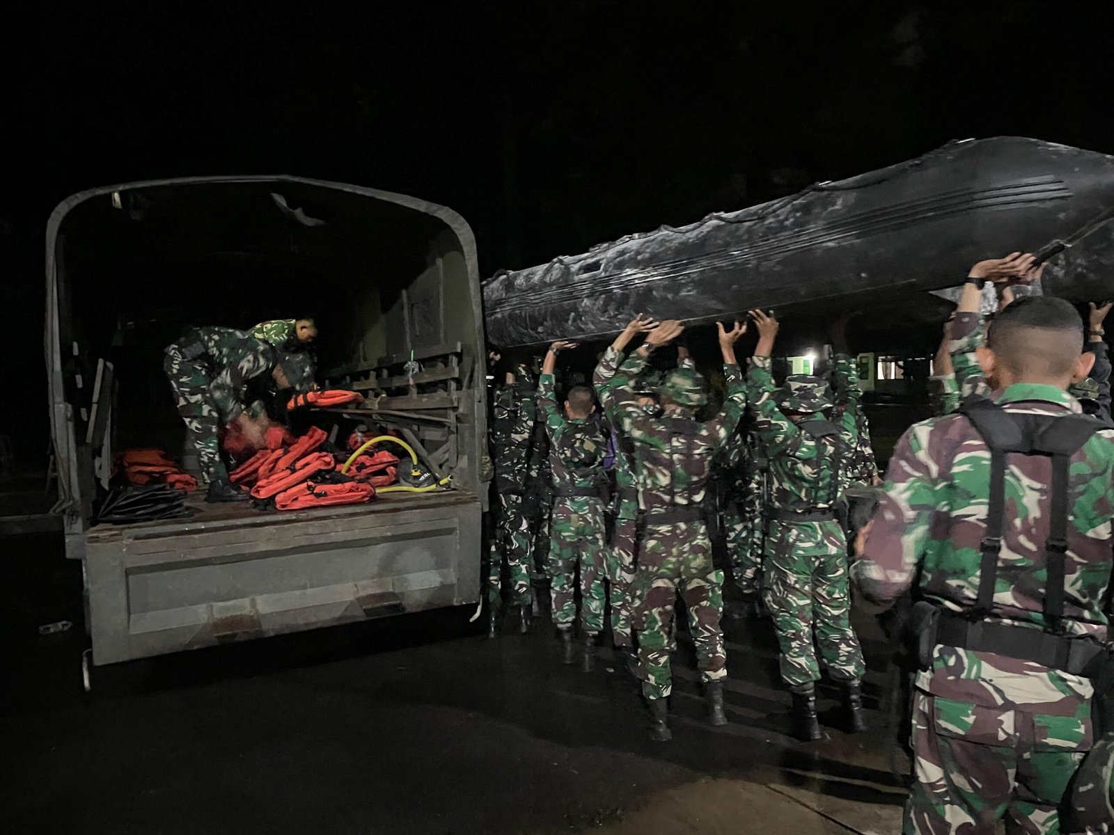 Aksi Cepat Tanggap Yonif 330 Kostrad, Bantu Penanggulangan Bencana Banjir di Sumedang