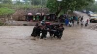 Sigap Hadapi Banjir, Satgas Yonif 741/GN Bantu Warga Seberangi Sungai Welaus di Perbatasan