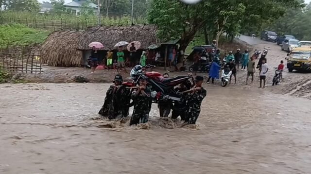 Sigap Hadapi Banjir, Satgas Yonif 741/GN Bantu Warga Seberangi Sungai Welaus di Perbatasan