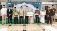 Wipol, merek pembersih dari Unilever Indonesia, bersama Dewan Masjid Indonesia (DMI) menggelar puncak program "Gerakan Masjid Bersih 2025" di Masjid Raya Pondok Indah, Jakarta Selatan, pada Senin, 17 Maret 2025. Inisiatif yang telah berjalan selama sembilan tahun ini bertujuan untuk menciptakan masjid yang lebih bersih dan nyaman, khususnya menjelang bulan suci Ramadan. citeturn0search0 Wakil Ketua Umum Pimpinan Pusat DMI, H. Rudiantara, menyampaikan apresiasinya terhadap peran marbot dalam memakmurkan masjid dan melayani umat. Ia menekankan pentingnya kontribusi berbagai pihak, termasuk produsen seperti Wipol, dalam mendukung tugas mulia para marbot. "Melalui berbagai kegiatan di 'Gerakan Masjid Bersih 2025', DMI dan Wipol saling bersinergi untuk merangkul semua pihak dalam mendukung para marbot menjalankan tugasnya, terutama di bulan Ramadan," ujar Rudiantara. citeturn0search0 Program tahun ini mencakup kegiatan bersih-bersih masjid di lima kota dan pendistribusian produk serta alat kebersihan ke 50.000 masjid di 15 provinsi. Secara total, "Gerakan Masjid Bersih" telah memberi manfaat kepada 270.000 masjid di berbagai wilayah Indonesia. citeturn0search2 Di Jakarta, sebagai kota terakhir dalam rangkaian program, kegiatan ini melibatkan 200 anggota komunitas ibu, marbot, serta relawan yang membantu menyiapkan masjid yang lebih bersih dan higienis menjelang Ramadan. Keterlibatan masyarakat dan komunitas ibu-ibu dalam program ini diharapkan dapat meringankan tugas para marbot yang biasanya bekerja tanpa dukungan dan apresiasi yang memadai. citeturn0search1 Nurdiana Darus, Head of Sustainability and Corporate Affairs Unilever Indonesia, menekankan bahwa program ini ingin merangkul masyarakat dan komunitas ibu-ibu dalam mendukung tugas para marbot di bulan Ramadan. "Di tengah padatnya aktivitas beribadah dan bersilaturahmi, masjid dan segenap fasilitasnya menjadi lebih rawan kotor, sementara marbot memiliki keterbatasan kemampuan dan sarana untuk terus menjaga kebersihannya selama sebulan penuh," kata Nurdiana. citeturn0search1 Selain kegiatan bersih-bersih, Wipol juga mempersembahkan video berjudul "Hidup Ajaib Marbot Masjid" yang ditayangkan di YouTube Asumsi. Video ini berhasil meningkatkan kesadaran sekaligus menciptakan percakapan di tengah masyarakat tentang pentingnya peranan marbot. citeturn0search0 Dengan kolaborasi yang kuat antara DMI, Wipol, dan masyarakat, diharapkan masjid-masjid di Indonesia dapat menjadi tempat ibadah yang lebih bersih dan nyaman, sehingga meningkatkan kekhusyukan umat dalam menjalankan ibadah, terutama di bulan suci Ramadan.