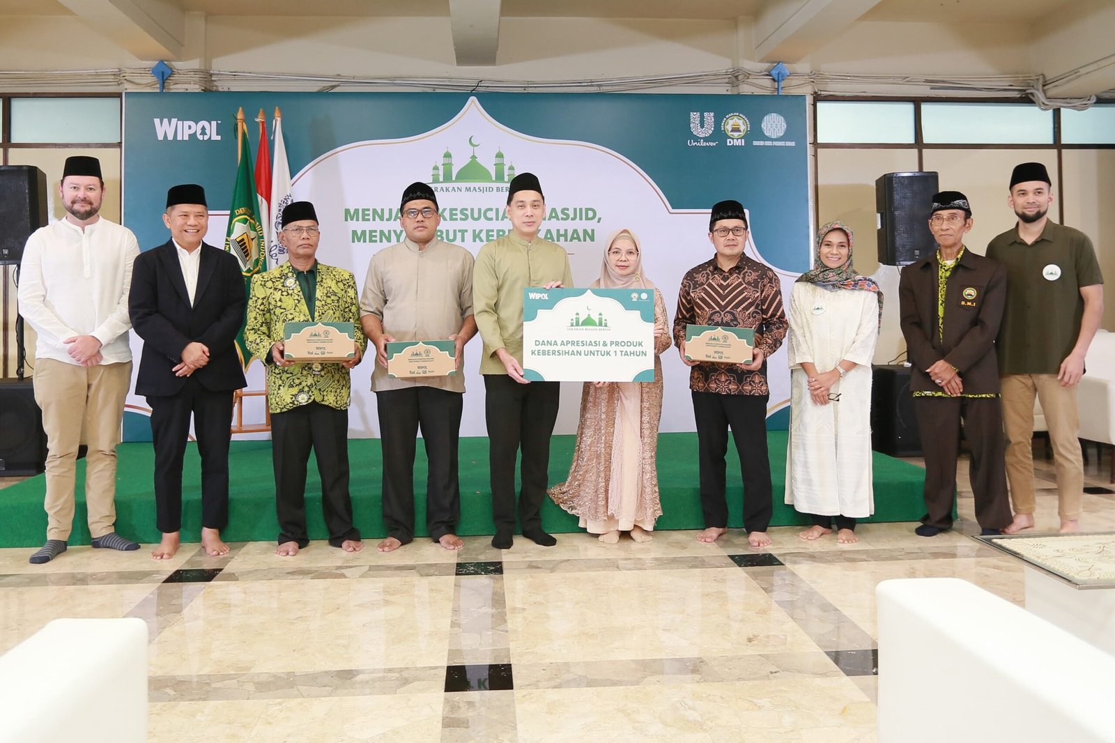 Wipol, merek pembersih dari Unilever Indonesia, bersama Dewan Masjid Indonesia (DMI) menggelar puncak program "Gerakan Masjid Bersih 2025" di Masjid Raya Pondok Indah, Jakarta Selatan, pada Senin, 17 Maret 2025. Inisiatif yang telah berjalan selama sembilan tahun ini bertujuan untuk menciptakan masjid yang lebih bersih dan nyaman, khususnya menjelang bulan suci Ramadan. citeturn0search0 Wakil Ketua Umum Pimpinan Pusat DMI, H. Rudiantara, menyampaikan apresiasinya terhadap peran marbot dalam memakmurkan masjid dan melayani umat. Ia menekankan pentingnya kontribusi berbagai pihak, termasuk produsen seperti Wipol, dalam mendukung tugas mulia para marbot. "Melalui berbagai kegiatan di 'Gerakan Masjid Bersih 2025', DMI dan Wipol saling bersinergi untuk merangkul semua pihak dalam mendukung para marbot menjalankan tugasnya, terutama di bulan Ramadan," ujar Rudiantara. citeturn0search0 Program tahun ini mencakup kegiatan bersih-bersih masjid di lima kota dan pendistribusian produk serta alat kebersihan ke 50.000 masjid di 15 provinsi. Secara total, "Gerakan Masjid Bersih" telah memberi manfaat kepada 270.000 masjid di berbagai wilayah Indonesia. citeturn0search2 Di Jakarta, sebagai kota terakhir dalam rangkaian program, kegiatan ini melibatkan 200 anggota komunitas ibu, marbot, serta relawan yang membantu menyiapkan masjid yang lebih bersih dan higienis menjelang Ramadan. Keterlibatan masyarakat dan komunitas ibu-ibu dalam program ini diharapkan dapat meringankan tugas para marbot yang biasanya bekerja tanpa dukungan dan apresiasi yang memadai. citeturn0search1 Nurdiana Darus, Head of Sustainability and Corporate Affairs Unilever Indonesia, menekankan bahwa program ini ingin merangkul masyarakat dan komunitas ibu-ibu dalam mendukung tugas para marbot di bulan Ramadan. "Di tengah padatnya aktivitas beribadah dan bersilaturahmi, masjid dan segenap fasilitasnya menjadi lebih rawan kotor, sementara marbot memiliki keterbatasan kemampuan dan sarana untuk terus menjaga kebersihannya selama sebulan penuh," kata Nurdiana. citeturn0search1 Selain kegiatan bersih-bersih, Wipol juga mempersembahkan video berjudul "Hidup Ajaib Marbot Masjid" yang ditayangkan di YouTube Asumsi. Video ini berhasil meningkatkan kesadaran sekaligus menciptakan percakapan di tengah masyarakat tentang pentingnya peranan marbot. citeturn0search0 Dengan kolaborasi yang kuat antara DMI, Wipol, dan masyarakat, diharapkan masjid-masjid di Indonesia dapat menjadi tempat ibadah yang lebih bersih dan nyaman, sehingga meningkatkan kekhusyukan umat dalam menjalankan ibadah, terutama di bulan suci Ramadan.