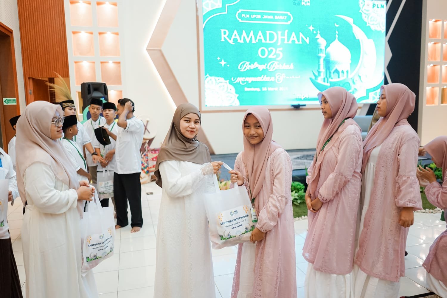 Ramadhan Penuh Cinta: PLN UP2B Jawa Barat Hadir untuk Anak Yatim dan Kaum Dhuafa