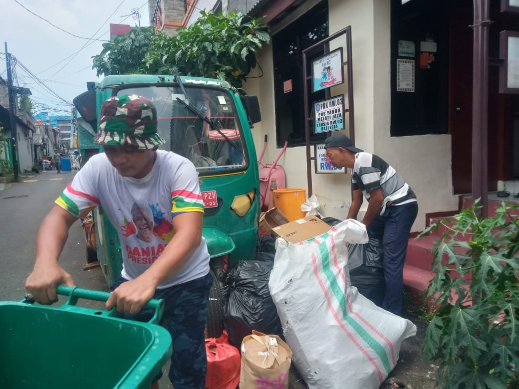 Sampah Menumpuk! Warga Bidara Cina Teriak Butuh Gerobak Motor