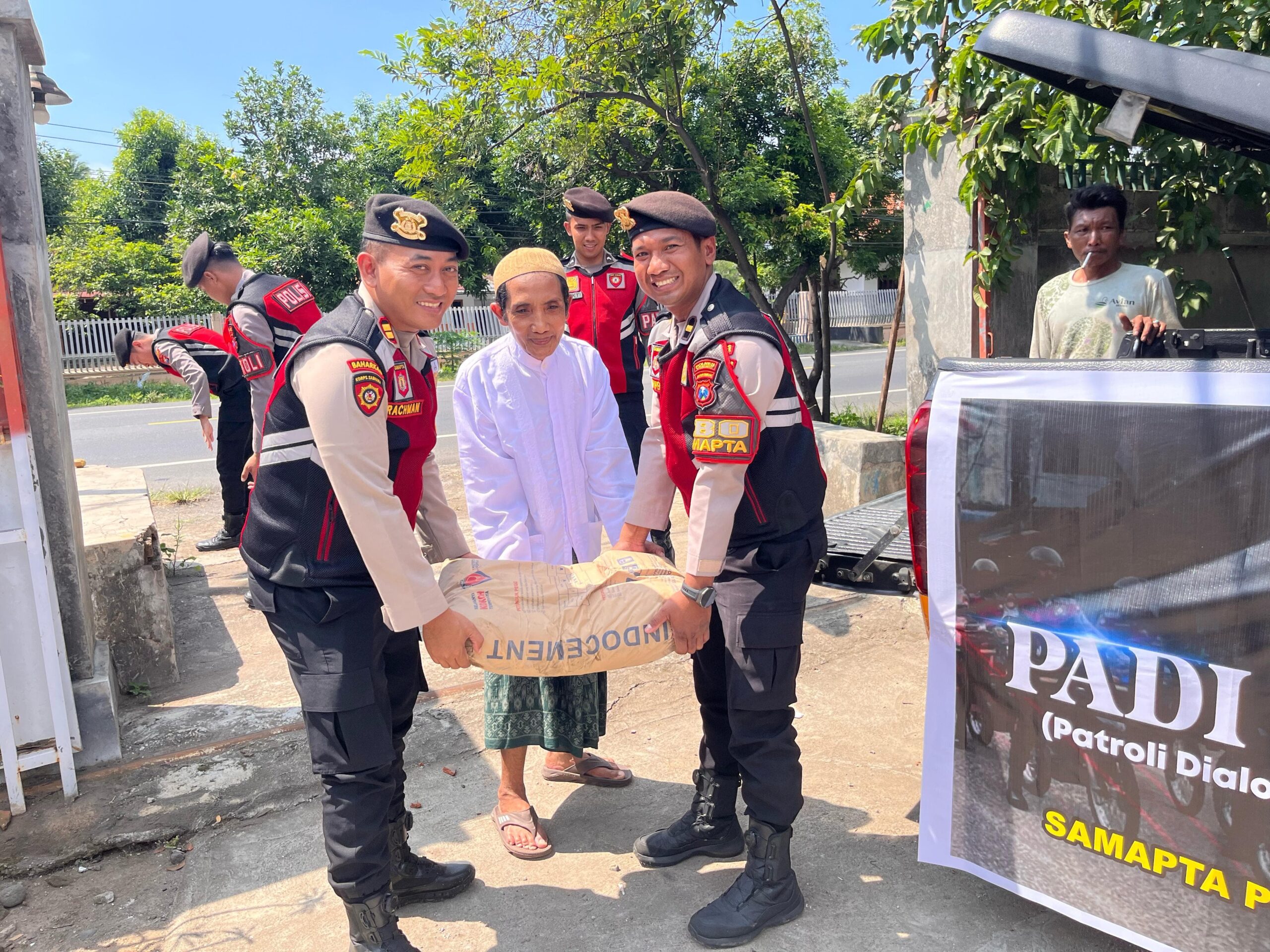 Samapta Polres Situbondo Gelar Padi Berkah : Patroli Dialogis Sambil Bersedekah, Bantu Pembangunan Mushola di Asembagus