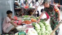 Babinsa Pantau Harga Sembako di Pasar Tradisional untuk Stabilitas Harga