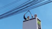 Kabel Saluran Udara Semrawut Diturunkan