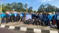 Sambut Seruan Walikota, DKR Gotong Royong Pungut Sampah di Jalan Margonda