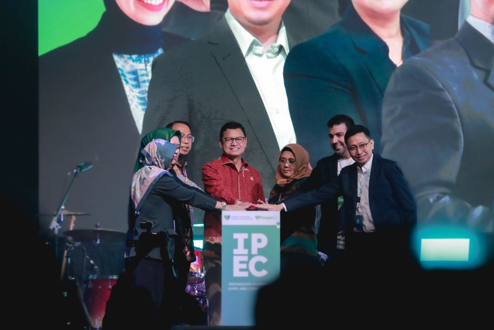 Kepala BPOM, Prof. dr. Taruna Ikrar, M.Biomed., Ph.D. (tengah) saat membuka IPEC 2025.