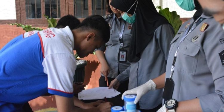 Deteksi Dini, Rutan Bangil Gelar Tes Urine untuk Warga Binaan