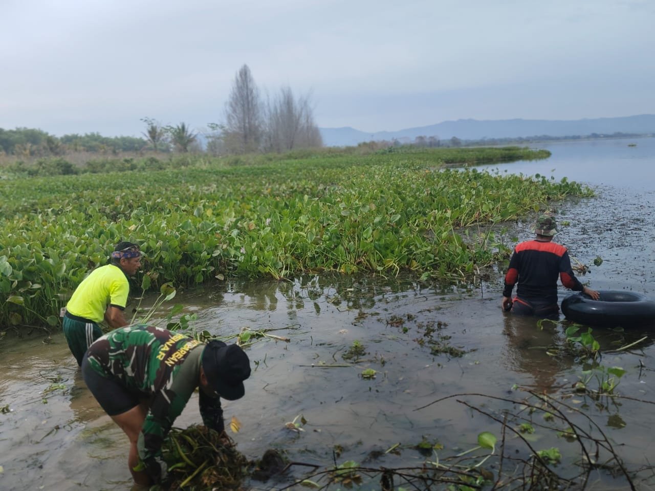 Kodim 0210/TU Bersama Warga Jaga Keindahan dan Ekosistem di Danau Toba