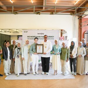 Photo 7 - Foto bersama - 122 Lavojoy Cetak Sejarah dengan Rekor MURI Melalui Video Perawatan Rambut Rontok