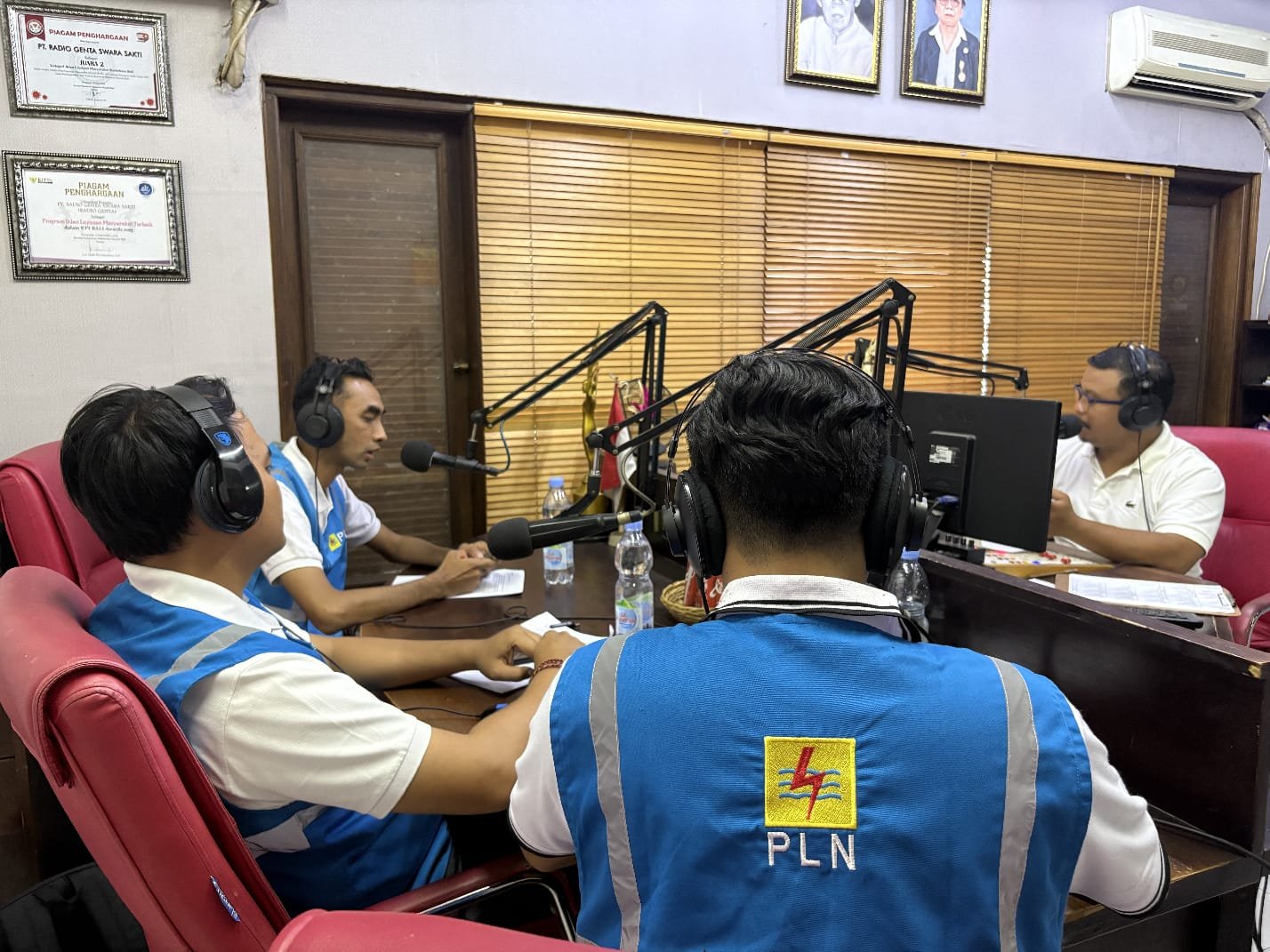 PLN UP2B Bali Edukasi Publik Soal Energi Bersih Lewat Radio Genta Bali