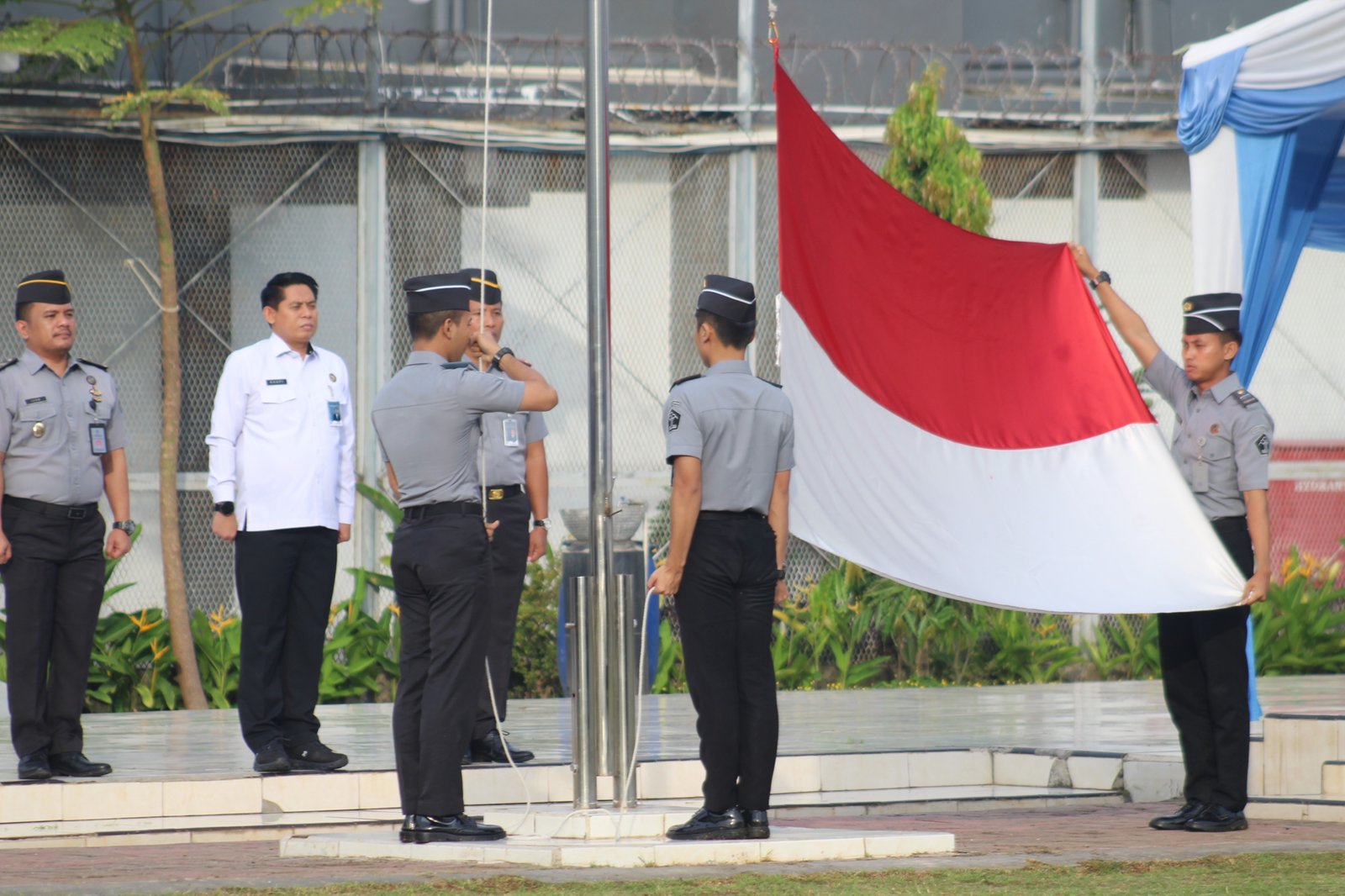 Dari Balik Dinding Pemasyarakatan, Pancasila Tetap Menyala: Upacara Lapas Cilegon Penuh Keharuan