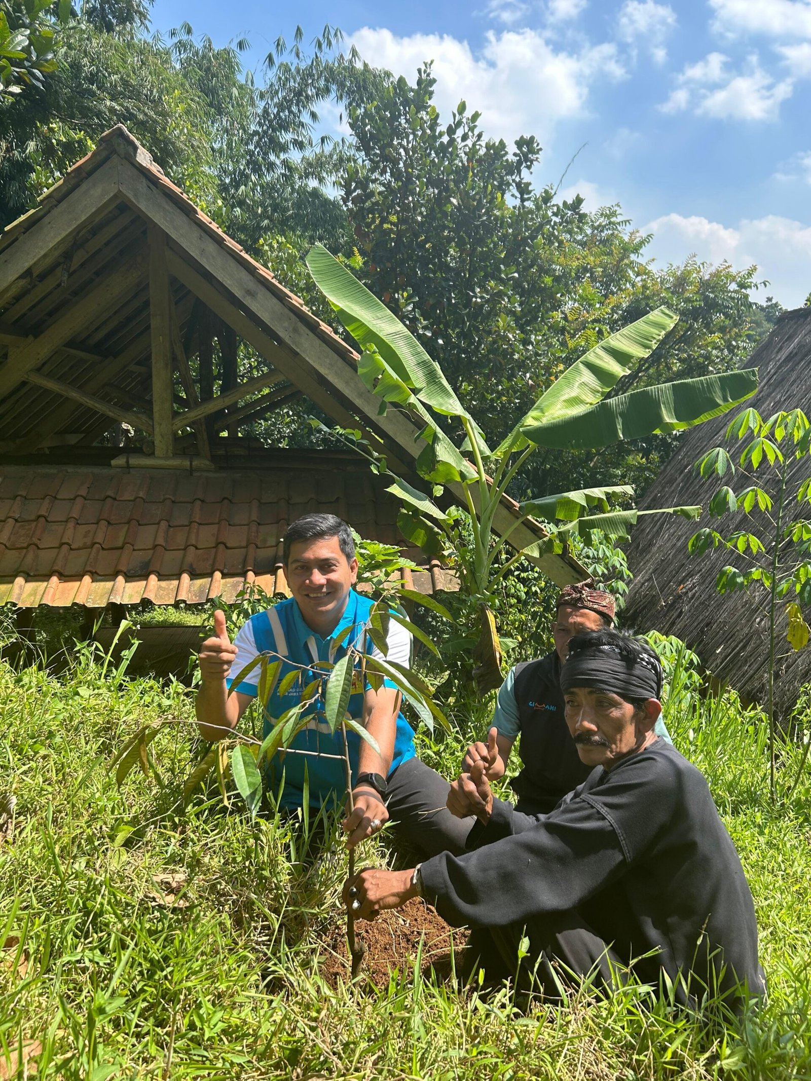 PLN UP2B Jabar dan Srikandi Tanam Pohon di Cireundeu untuk Lingkungan