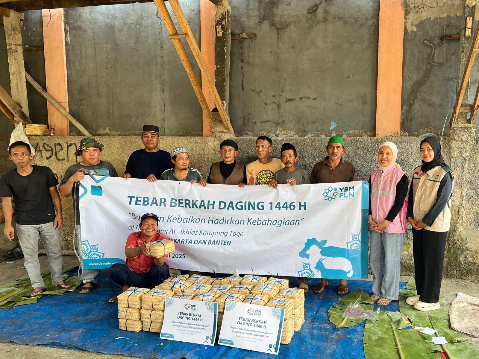 Rayakan Idul Adha 1446 H: YBM PLN Tebar Daging dan Kebahagian di Bogor