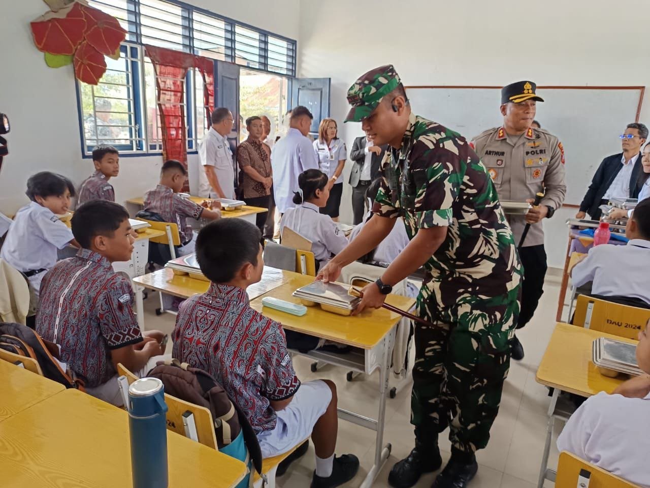 Dandim 0210/TU Letkol Kav Ronald Tampubolon Bersama Bupati Humbahas Resmikan MBG di Humbahas