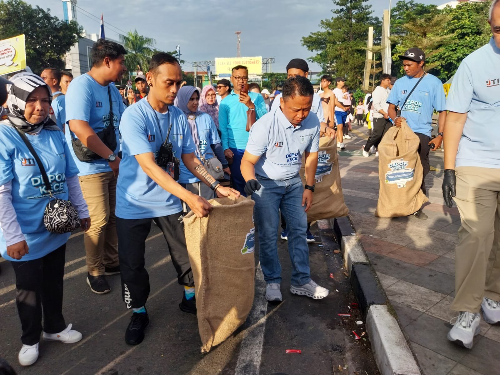 Wali Kota Depok, Dandim, Polwan Satlantas Hingga Jurnalis Aksi Bersih di CFD Margonda