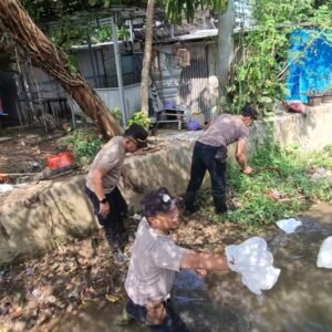 Polisi Angkut Satu Truk Sampah Dari Kali Irigasi