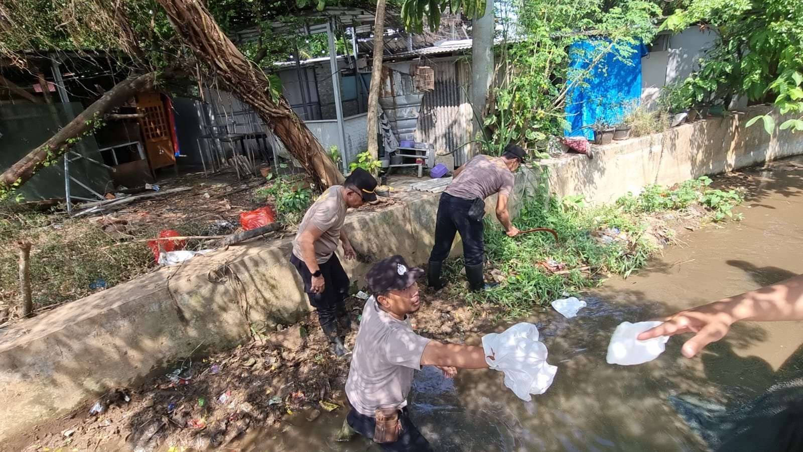 Polisi Angkut Satu Truk Sampah Dari Kali Irigasi