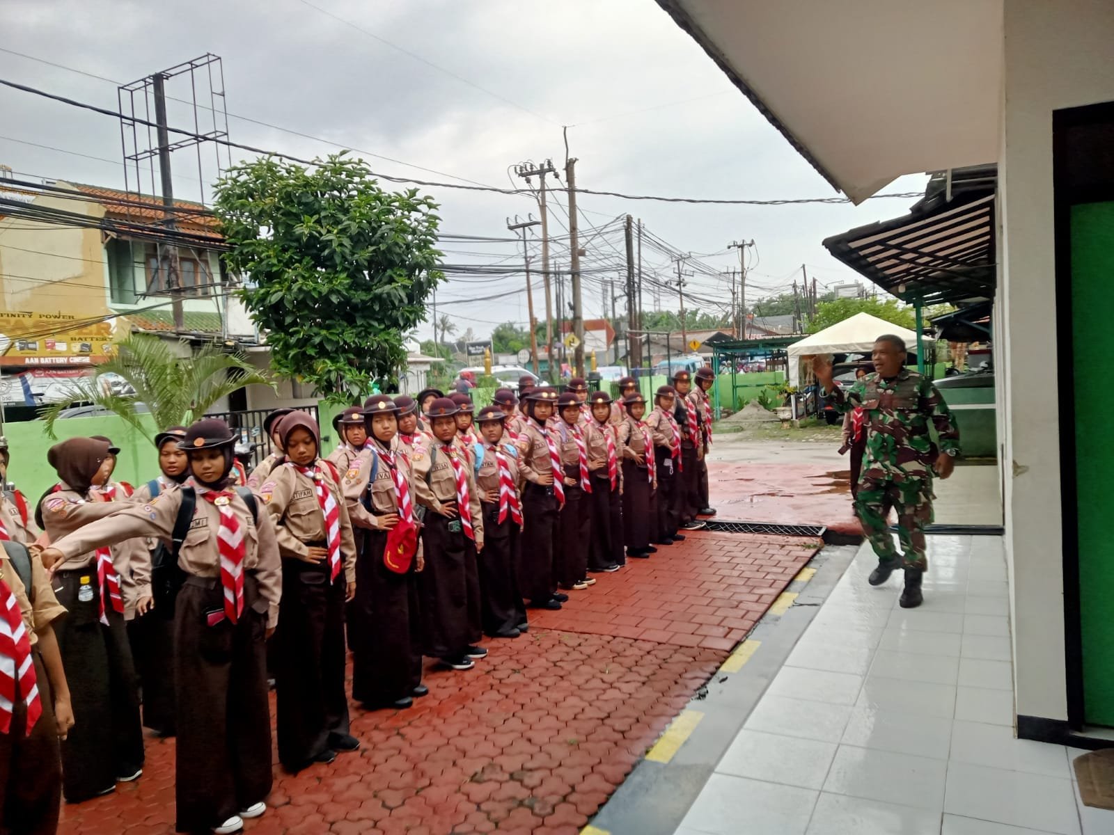Kenali TNI, Pramuka SMPN 13 Depok Kunjungi Koramil 07/Limo