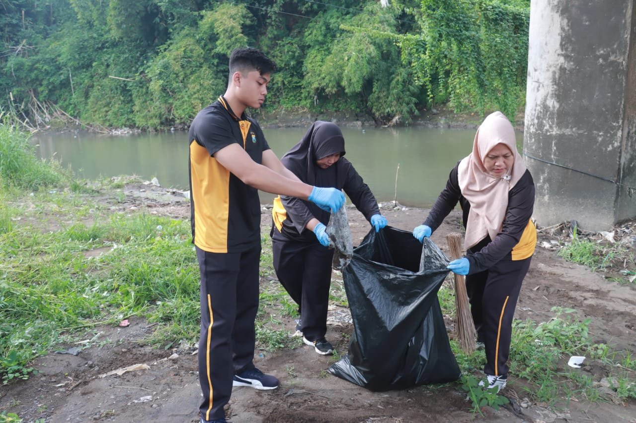 Sambut HUT Bhayangkara ke-79, Polres Jember Gelar Aksi Bersih Sungai Bedadung