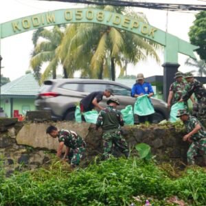 Sinergi TNI dan Masyarakat: Karya Bakti Kodim 0508/Depok Upaya Bersama Cegah Banjir dan Wabah Penyakit
