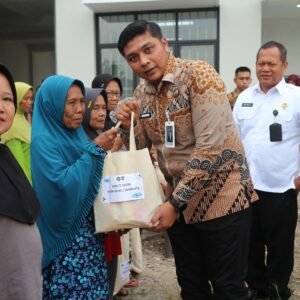 Kakanwil Ditjenpas Jateng dan Karutan Surakarta Serahkan 50 Paket Sembako kepada Warga Sekitar Rutan Surakarta