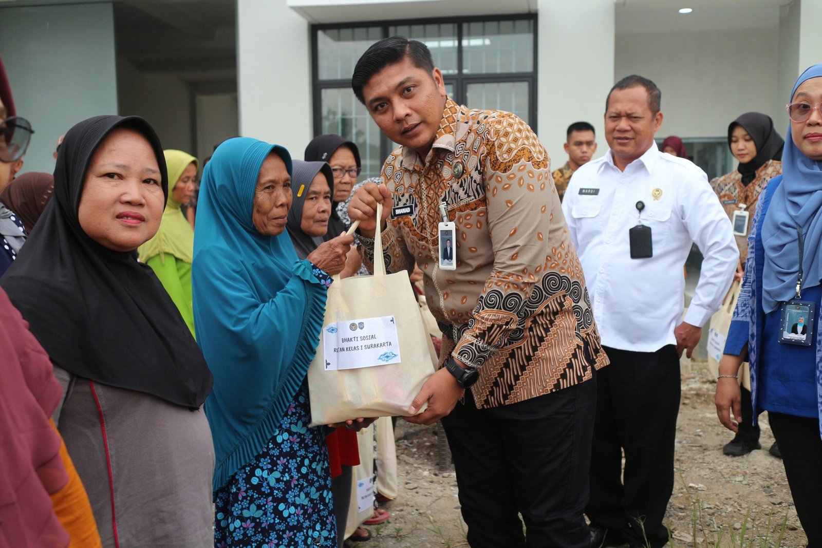 Kakanwil Ditjenpas Jateng dan Karutan Surakarta Serahkan 50 Paket Sembako kepada Warga Sekitar Rutan Surakarta