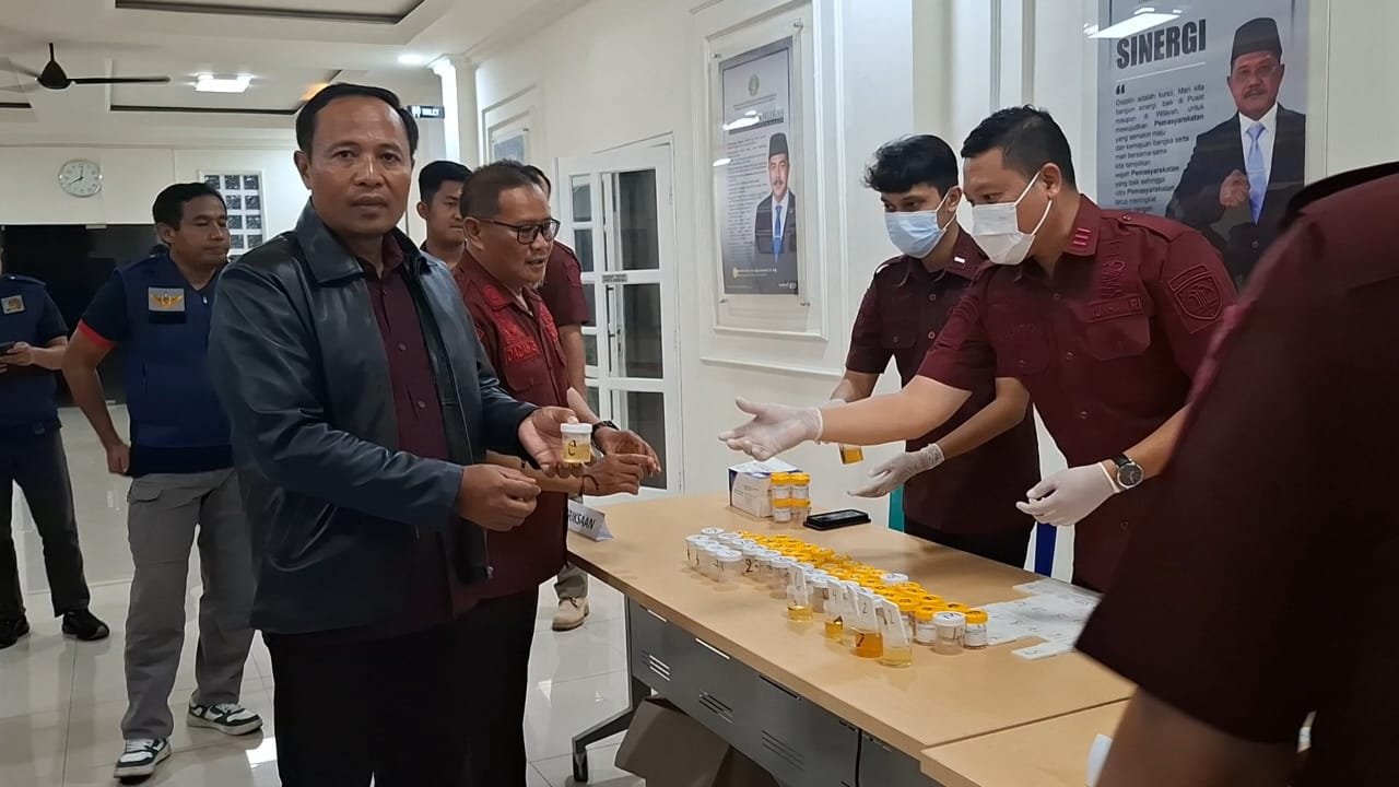 Lapas Cilegon Gelar Tes Urine Pegawai dan WBP : Bukti Nyata Komitmen Bersama Ciptakan Lingkungan Pemasyarakatan yang Bersih dan Bermartabat