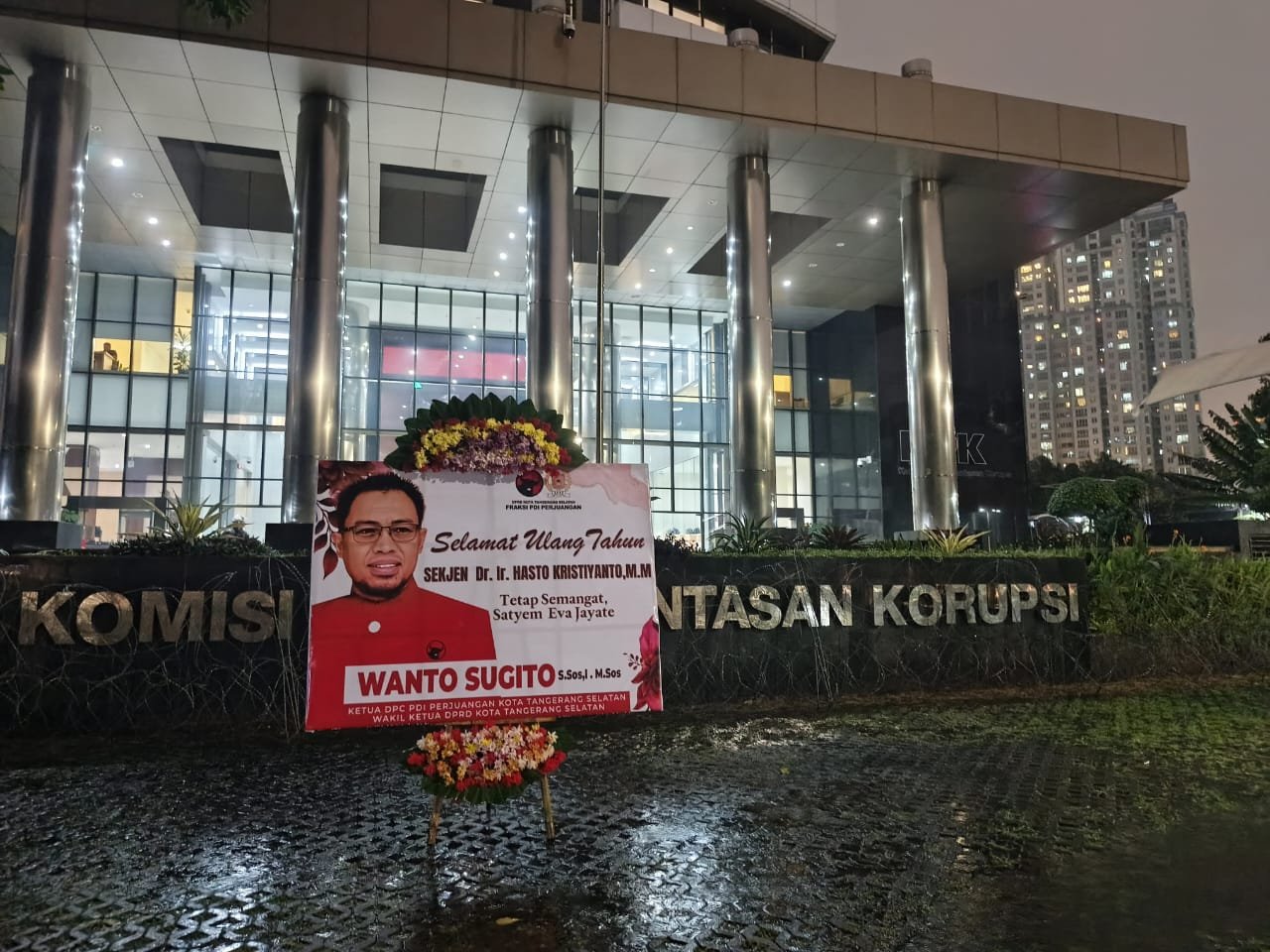 Sendirian, Karangan Bunga Ulang Tahun Wanto Sugito Terpasang di KPK