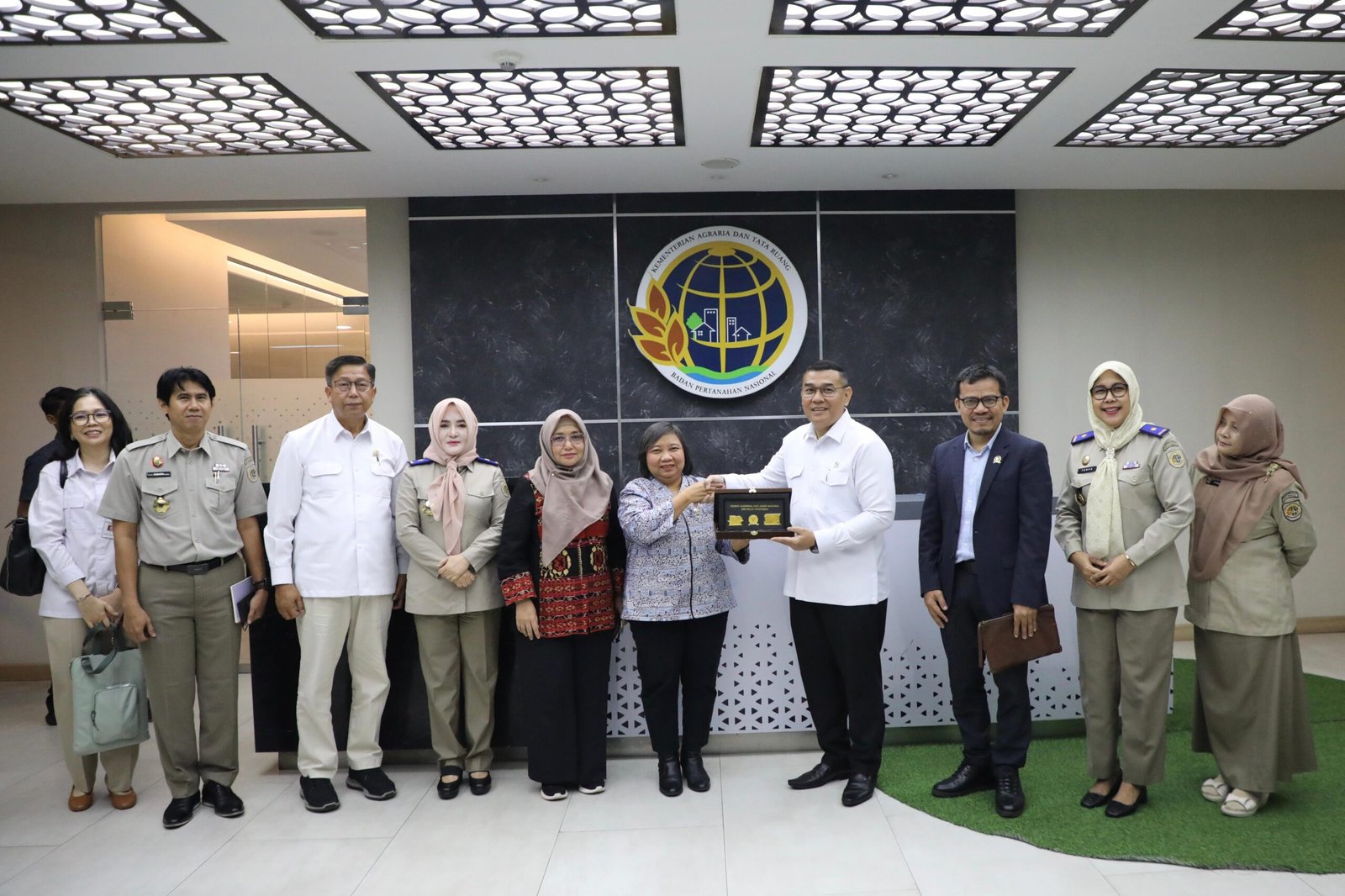 Wamen Ossy Dorong Penyelesaian Konflik Agraria Berbasis HAM Bersama Komnas HAM