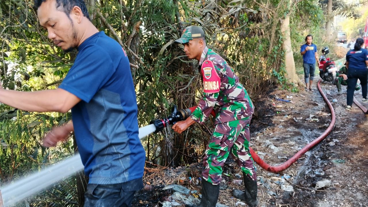 Respon Cepat Babinsa Koramil 22/Tarutung Tangani Karhutla