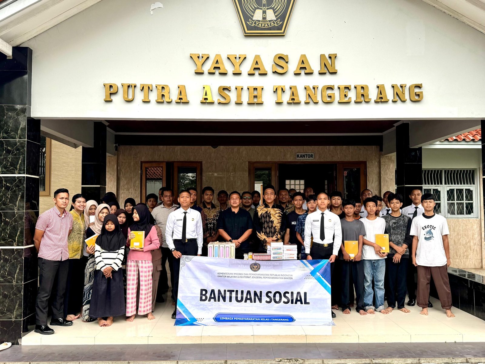 Jelang Tahun Ajaran Baru, Lapas Kelas I Tangerang Salurkan Bantuan Sosial Alat Tulis Sekolah