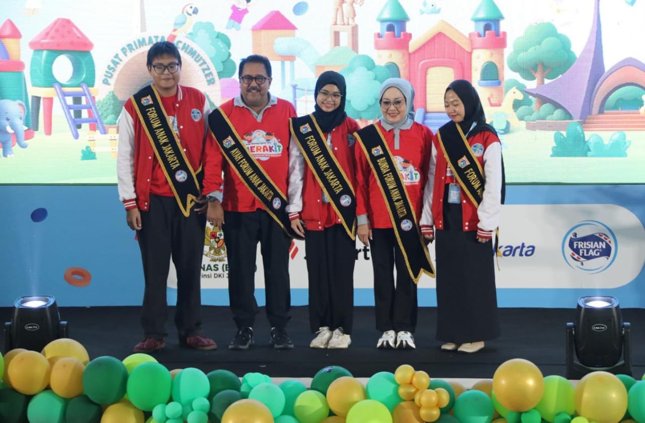 Wakil Gubernur DKI Jakarta Rano Karno menerima “Suara Anak Jakarta 2025” dari Forum Anak Jakarta dalam Puncak Peringatan Hari Anak Nasional ke-41 di Taman Margasatwa Ragunan.