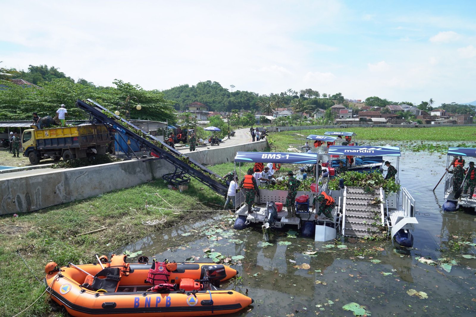 TNI AD Pimpin Gerakan Bersih Situ Bagendit, Libatkan Masyarakat dan Pemerintah