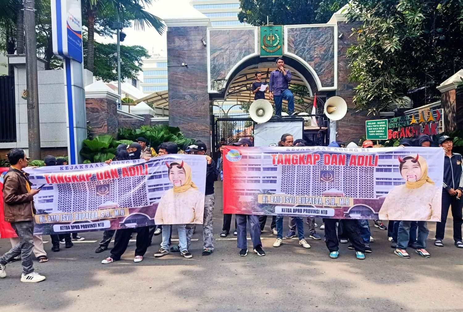 Demo Mahasiswa, Kejagung Diminta Periksa Ketua DPRD Provinsi NTB Terkait Korupsi Rp 77 M