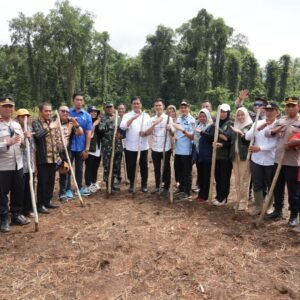 WhatsApp Image 2025-08-04 at 08.36.17 Sambung Rasa dengan Transmigran Konawe Utara, Wamen Viva Yoga: Transmigrasi Kunci Perkuat NKRI dan Kebangsaan