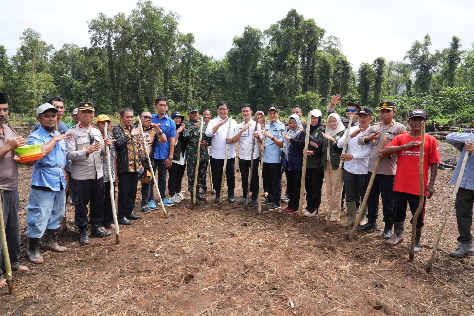 Sambung Rasa dengan Transmigran Konawe Utara, Wamen Viva Yoga: Transmigrasi Kunci Perkuat NKRI dan Kebangsaan
