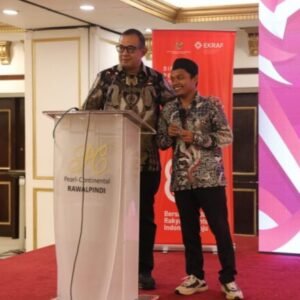 **KBRI Islamabad Gelar Warung Konsuler, Duta Besar Temui WNI di Pakistan** *JAKARTA, Radarjakarta.id* — Kedutaan Besar Republik Indonesia (KBRI) Islamabad menggelar pertemuan bertajuk Warung Konsuler di Kota Rawalpindi, Pakistan, pada Sabtu (2/8/2025). Dalam kesempatan tersebut, Duta Besar RI yang baru, Letjen TNI (Purn) Chandra Warsenanto Sukotjo, M.Sc., beserta Ny. Tamara Yuanita Sukotjo, bertemu dengan ratusan masyarakat Indonesia yang tinggal di Pakistan. Dalam keterangan rilis, Diplomat KBRI Islamabad, Rahmat Hindiarta, melaporkan bahwa sebagian besar peserta Warung Konsuler adalah mahasiswa yang tergabung dalam Persatuan Pelajar dan Mahasiswa Indonesia (PPMI). Acara ini juga dihadiri oleh perwakilan WNI dari berbagai kalangan, termasuk pilot maskapai penerbangan swasta di Pakistan, pegawai di salah satu organisasi Perserikatan Bangsa-Bangsa (PBB), serta ibu rumah tangga yang didampingi suami dan anak-anak mereka. Pertemuan ini merupakan kali pertama Duta Besar RI dan istri bertemu dengan masyarakat Indonesia sejak tiba di Islamabad pada pertengahan Juli lalu. Selain perkenalan Duta Besar baru, KBRI juga mensosialisasikan persiapan kegiatan Peringatan 80 Tahun Kemerdekaan RI dan memberikan informasi tentang para pemanjat tebing Indonesia yang sedang berjuang di Gunung Trango Tower, Pakistan. Chandra Warsenanto Sukotjo menyatakan bahwa KBRI adalah rumah bagi semua masyarakat Indonesia dan mendorong mereka untuk memanfaatkan fasilitas KBRI untuk berbagai kegiatan. “Saya bahkan ingin mengundang Ketua PPMI untuk menggunakan hall KBRI berkegiatan beberapa kali dalam sebulan,” ujarnya. Ibu Mela, staf United Nations Population Fund (UNFPA), menyampaikan rasa syukurnya, “Alhamdulillah sekarang kami sudah punya orangtua lagi. Makin mantap promosikan Indonesia yang berhasil di bidang keluarga berencana (KB).” Rina Harahap, Koordinator WNI di Pakistan, mewakili kelompok ibu rumah tangga, mengungkapkan, “Selama ini, KBRI telah menunjukkan perhatian terhadap WNI. Dengan adanya Dubes RI, perhatian itu semoga akan semakin baik.” Norman, seorang pilot yang mewakili sekitar 40 pilot lainnya di berbagai penerbangan swasta Pakistan, menyampaikan, “Selamat datang, Pak Dubes dan Ibu. Semoga sehat dan sukses. Terima kasih atas tawaran untuk beraktivitas sosial maupun Jum’atan di KBRI. Kumpul-kumpul sesama WNI memang sering ngangeni.” Dalam kegiatan ini, KBRI juga meluncurkan aplikasi berbasis digital bernama ‘Sahabatan’, yang bertujuan untuk memudahkan pelayanan bagi ratusan mahasiswa Indonesia di Pakistan. “Semoga dengan adanya ‘Sahabatan’ ini, mutu pelayanan KBRI terhadap WNI, khususnya mahasiswa, akan semakin optimal,” tandas Chandra. “Silakan gunakan, dan jika ditemukan kekurangan, jangan ragu untuk menyampaikan evaluasi,” tambah Duta Besar RI Chandra Warsenanto Sukotjo, yang sebelumnya menjabat sebagai Komandan Pusat Polisi Militer Angkatan Darat.