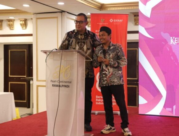 **KBRI Islamabad Gelar Warung Konsuler, Duta Besar Temui WNI di Pakistan** *JAKARTA, Radarjakarta.id* — Kedutaan Besar Republik Indonesia (KBRI) Islamabad menggelar pertemuan bertajuk Warung Konsuler di Kota Rawalpindi, Pakistan, pada Sabtu (2/8/2025). Dalam kesempatan tersebut, Duta Besar RI yang baru, Letjen TNI (Purn) Chandra Warsenanto Sukotjo, M.Sc., beserta Ny. Tamara Yuanita Sukotjo, bertemu dengan ratusan masyarakat Indonesia yang tinggal di Pakistan. Dalam keterangan rilis, Diplomat KBRI Islamabad, Rahmat Hindiarta, melaporkan bahwa sebagian besar peserta Warung Konsuler adalah mahasiswa yang tergabung dalam Persatuan Pelajar dan Mahasiswa Indonesia (PPMI). Acara ini juga dihadiri oleh perwakilan WNI dari berbagai kalangan, termasuk pilot maskapai penerbangan swasta di Pakistan, pegawai di salah satu organisasi Perserikatan Bangsa-Bangsa (PBB), serta ibu rumah tangga yang didampingi suami dan anak-anak mereka. Pertemuan ini merupakan kali pertama Duta Besar RI dan istri bertemu dengan masyarakat Indonesia sejak tiba di Islamabad pada pertengahan Juli lalu. Selain perkenalan Duta Besar baru, KBRI juga mensosialisasikan persiapan kegiatan Peringatan 80 Tahun Kemerdekaan RI dan memberikan informasi tentang para pemanjat tebing Indonesia yang sedang berjuang di Gunung Trango Tower, Pakistan. Chandra Warsenanto Sukotjo menyatakan bahwa KBRI adalah rumah bagi semua masyarakat Indonesia dan mendorong mereka untuk memanfaatkan fasilitas KBRI untuk berbagai kegiatan. “Saya bahkan ingin mengundang Ketua PPMI untuk menggunakan hall KBRI berkegiatan beberapa kali dalam sebulan,” ujarnya. Ibu Mela, staf United Nations Population Fund (UNFPA), menyampaikan rasa syukurnya, “Alhamdulillah sekarang kami sudah punya orangtua lagi. Makin mantap promosikan Indonesia yang berhasil di bidang keluarga berencana (KB).” Rina Harahap, Koordinator WNI di Pakistan, mewakili kelompok ibu rumah tangga, mengungkapkan, “Selama ini, KBRI telah menunjukkan perhatian terhadap WNI. Dengan adanya Dubes RI, perhatian itu semoga akan semakin baik.” Norman, seorang pilot yang mewakili sekitar 40 pilot lainnya di berbagai penerbangan swasta Pakistan, menyampaikan, “Selamat datang, Pak Dubes dan Ibu. Semoga sehat dan sukses. Terima kasih atas tawaran untuk beraktivitas sosial maupun Jum’atan di KBRI. Kumpul-kumpul sesama WNI memang sering ngangeni.” Dalam kegiatan ini, KBRI juga meluncurkan aplikasi berbasis digital bernama ‘Sahabatan’, yang bertujuan untuk memudahkan pelayanan bagi ratusan mahasiswa Indonesia di Pakistan. “Semoga dengan adanya ‘Sahabatan’ ini, mutu pelayanan KBRI terhadap WNI, khususnya mahasiswa, akan semakin optimal,” tandas Chandra. “Silakan gunakan, dan jika ditemukan kekurangan, jangan ragu untuk menyampaikan evaluasi,” tambah Duta Besar RI Chandra Warsenanto Sukotjo, yang sebelumnya menjabat sebagai Komandan Pusat Polisi Militer Angkatan Darat.