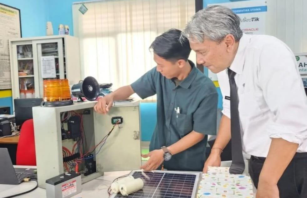 Pemerintah Kota Depok memasang Early Warning System (EWS) atau alat Peringatan Banjir di lokasi yang rawan banjir.
