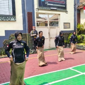 Rayakan Kemerdekaan, Pegawai Rutan Bangil Adu Seru di Voli dan Balap Karung