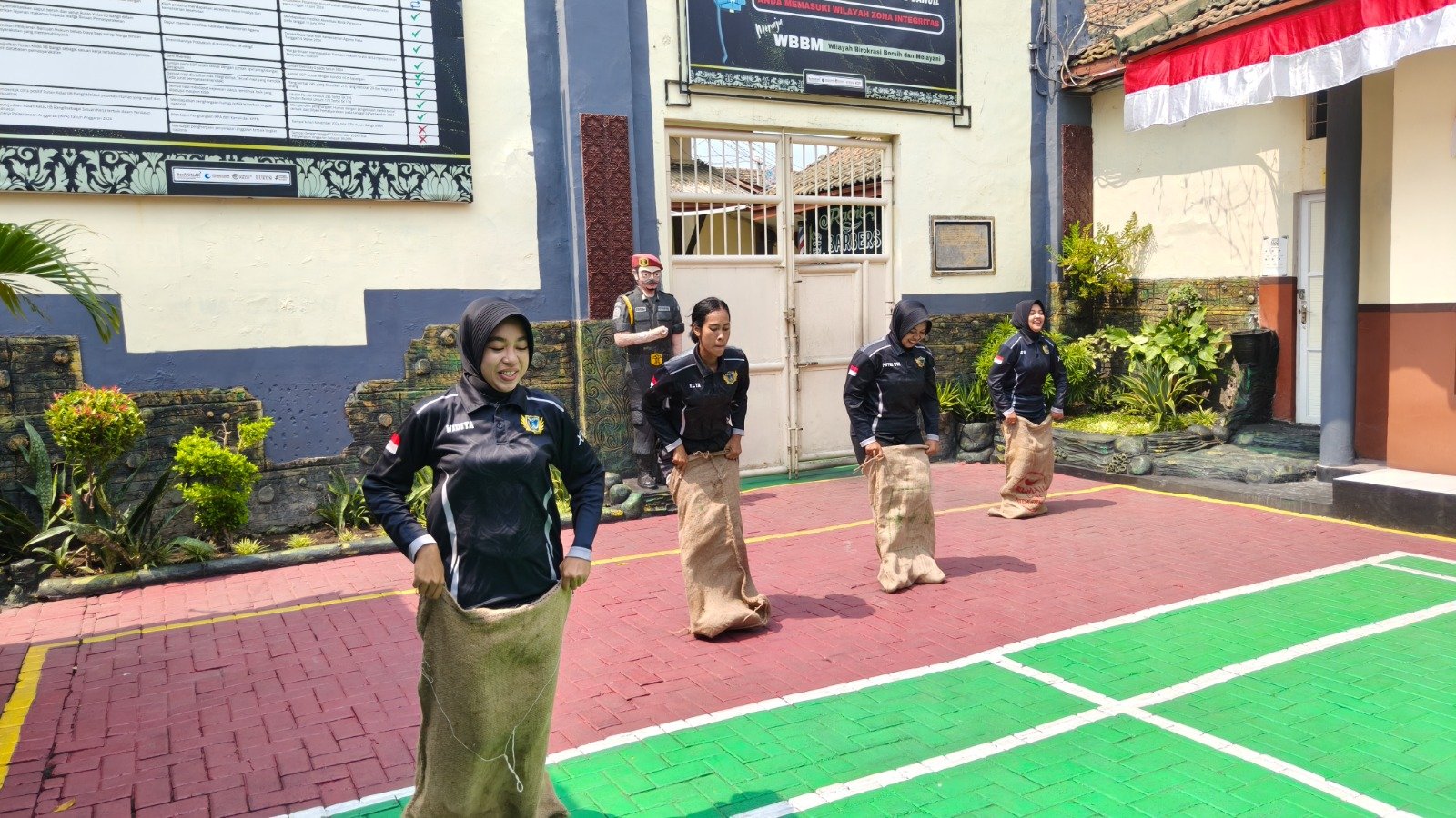 Rayakan Kemerdekaan, Pegawai Rutan Bangil Adu Seru di Voli dan Balap Karung