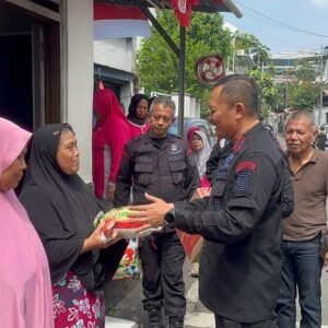 WhatsApp Image 2025-09-02 at 15.06.00 Peduli Warga, Brimob Polda Metro Jaya Salurkan Bantuan Sembako Pasca Kerusuhan di sekitar Mako Brimob Kwitang