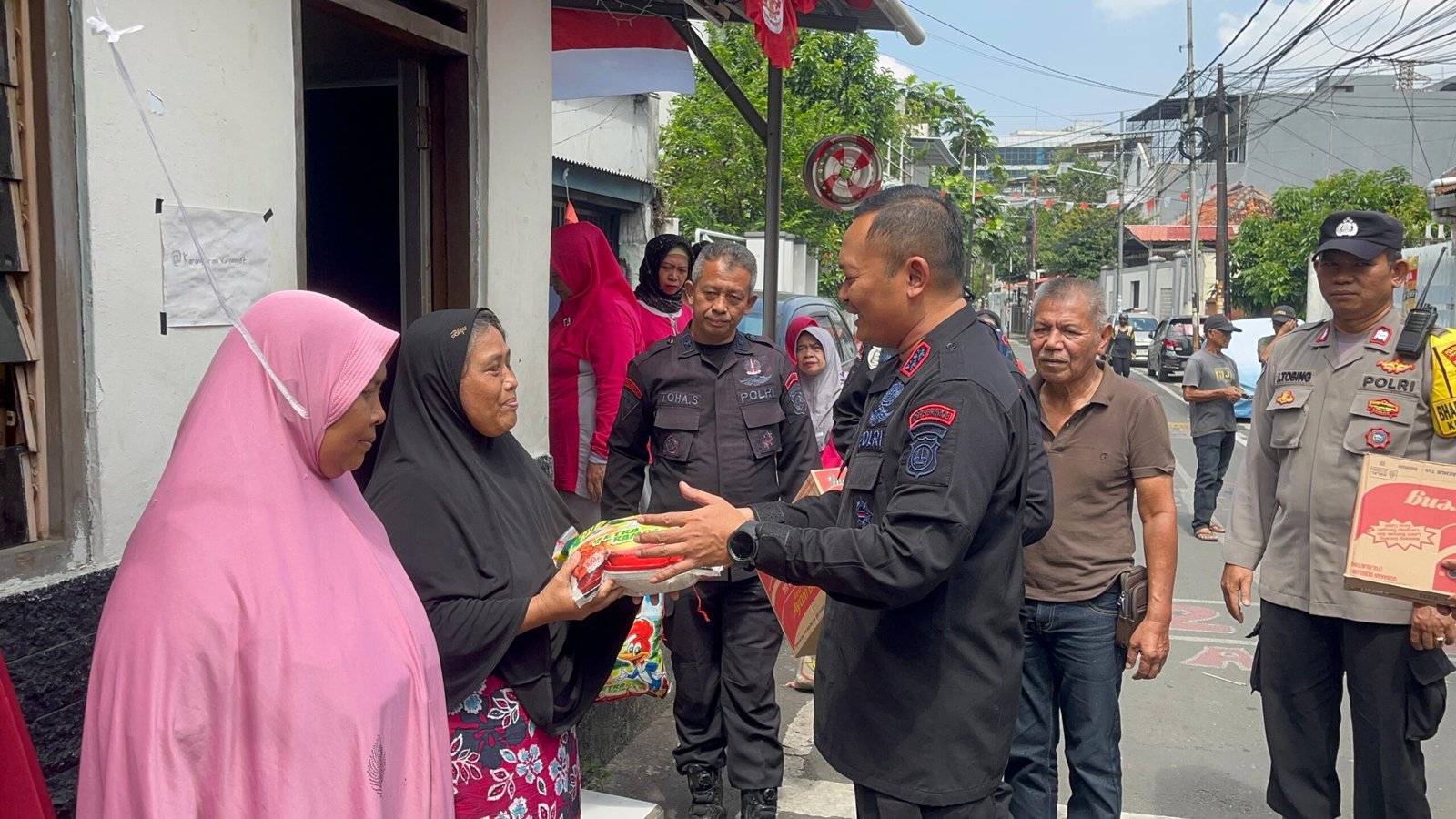 Peduli Warga, Brimob Polda Metro Jaya Salurkan Bantuan Sembako Pasca Kerusuhan di sekitar Mako Brimob Kwitang