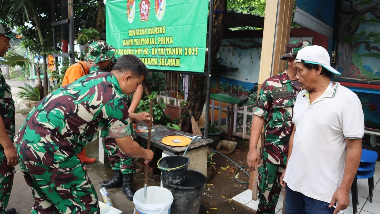 Kodim 0504/Jakarta Selatan Gelar Bakti Teritorial Prima, Perbaiki Pos Kamling di Pesanggrahan